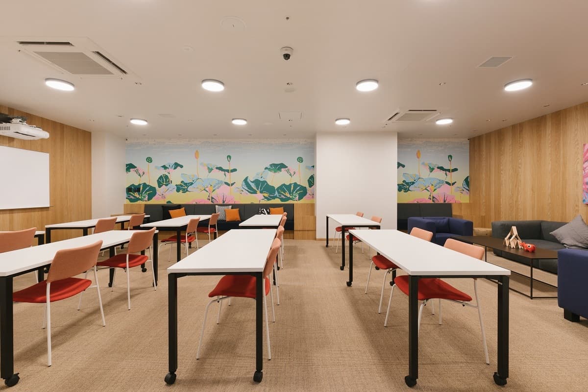 共用部_会議室です。シンプルなデザインの会議室はメンバーの集中力を高めアイディアを引き出してくれそうですね©WeWork