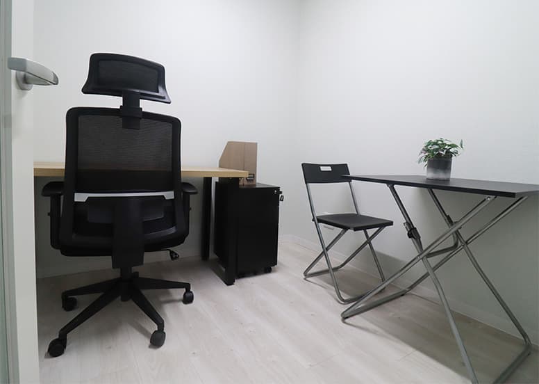 専有部_個室。家具、インターネット環境完備です。