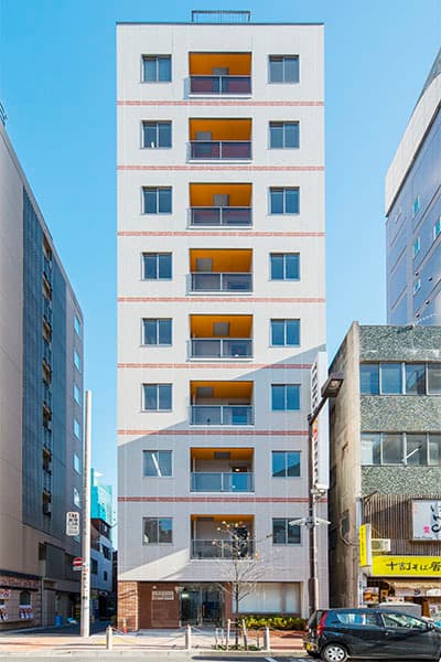 外観_ 新橋駅から徒歩3分の場所にあります。