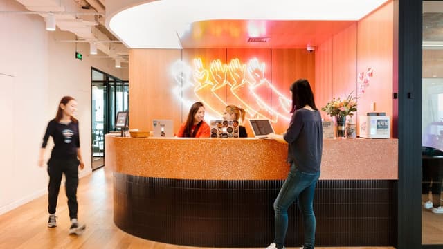 コミュニティーバー_常駐のスタッフが入居者様をサポートいたします。©wework