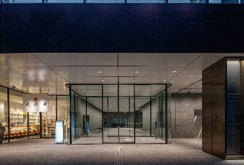 外観_重厚感のあるエントランスロビーです