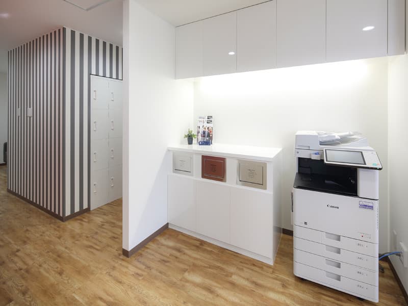 ラウンジ_コピー機や共有のゴミ箱があります©Regus