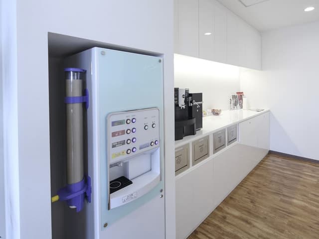 その他_ドリンクコーナー。コーヒーや紅茶、緑茶など様々なドリンクがお楽しみいただけます。休憩や打ち合わせの際などにご活用ください。