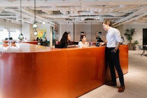 共用部_受付。営業時間内はスタッフが常駐しています。©WeWork ※写真はイメージです。