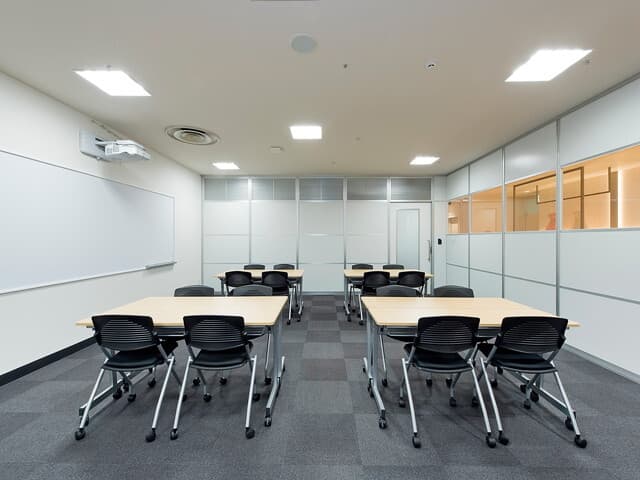 共用部_オープンラウンジ。1日3時間まで無料で利用できる広々としたラウンジです。
