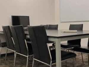 共用部_会議室。6~8名用の会議室と4名用の会議室があります。