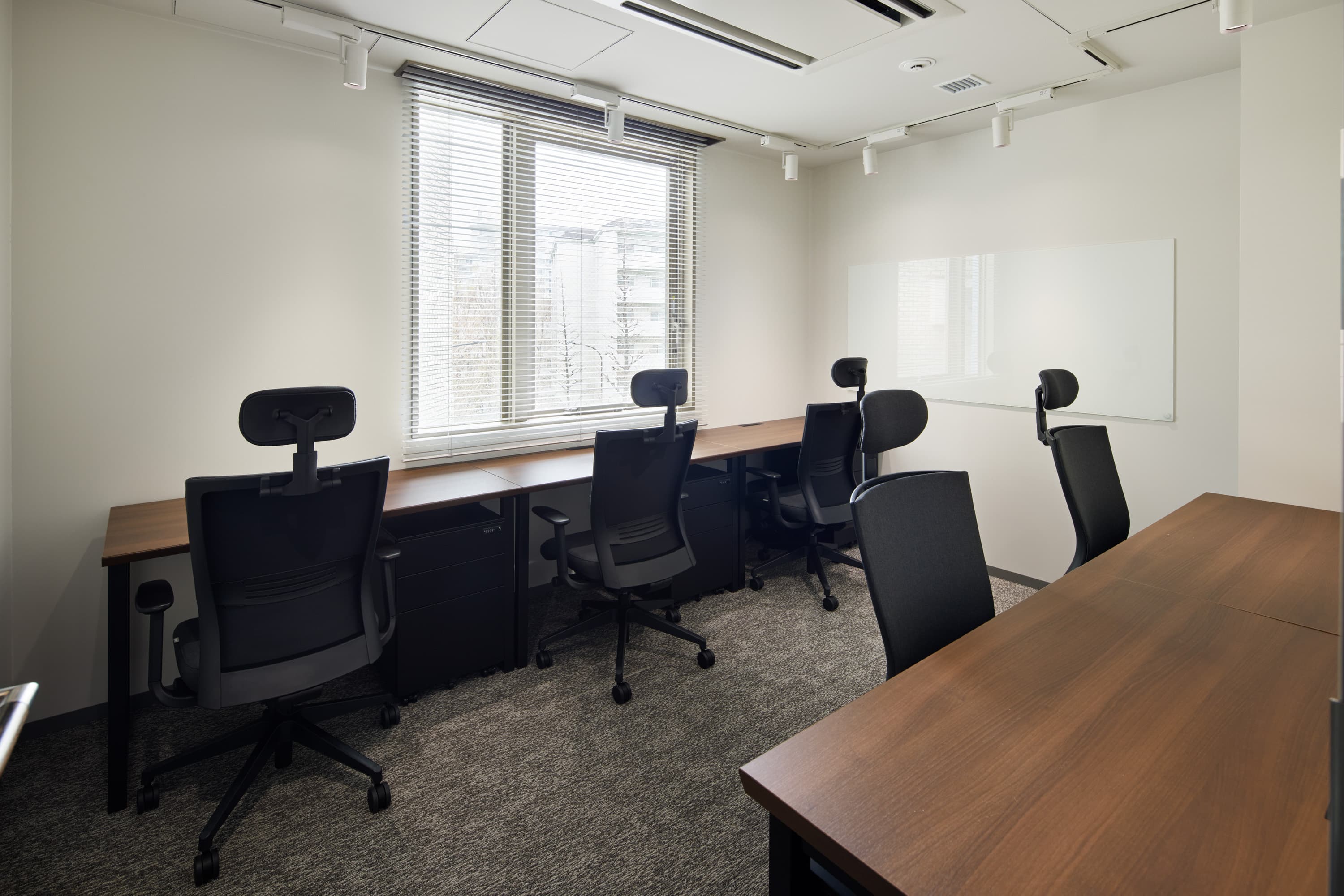 個室_24時間利用可能なオフィスで、セキュリティもICカードによって管理されています。