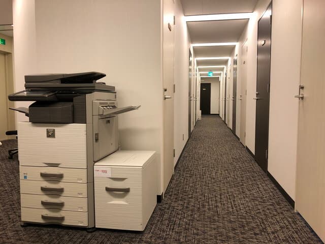 設備_複合機。最新の機器を採用しており、セキュリティも高い複合機です。