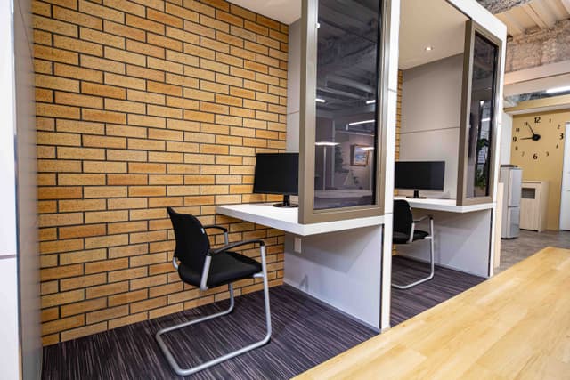 プライベートデスク_専有できる半個室タイプのスペース、集中して作業が可能です