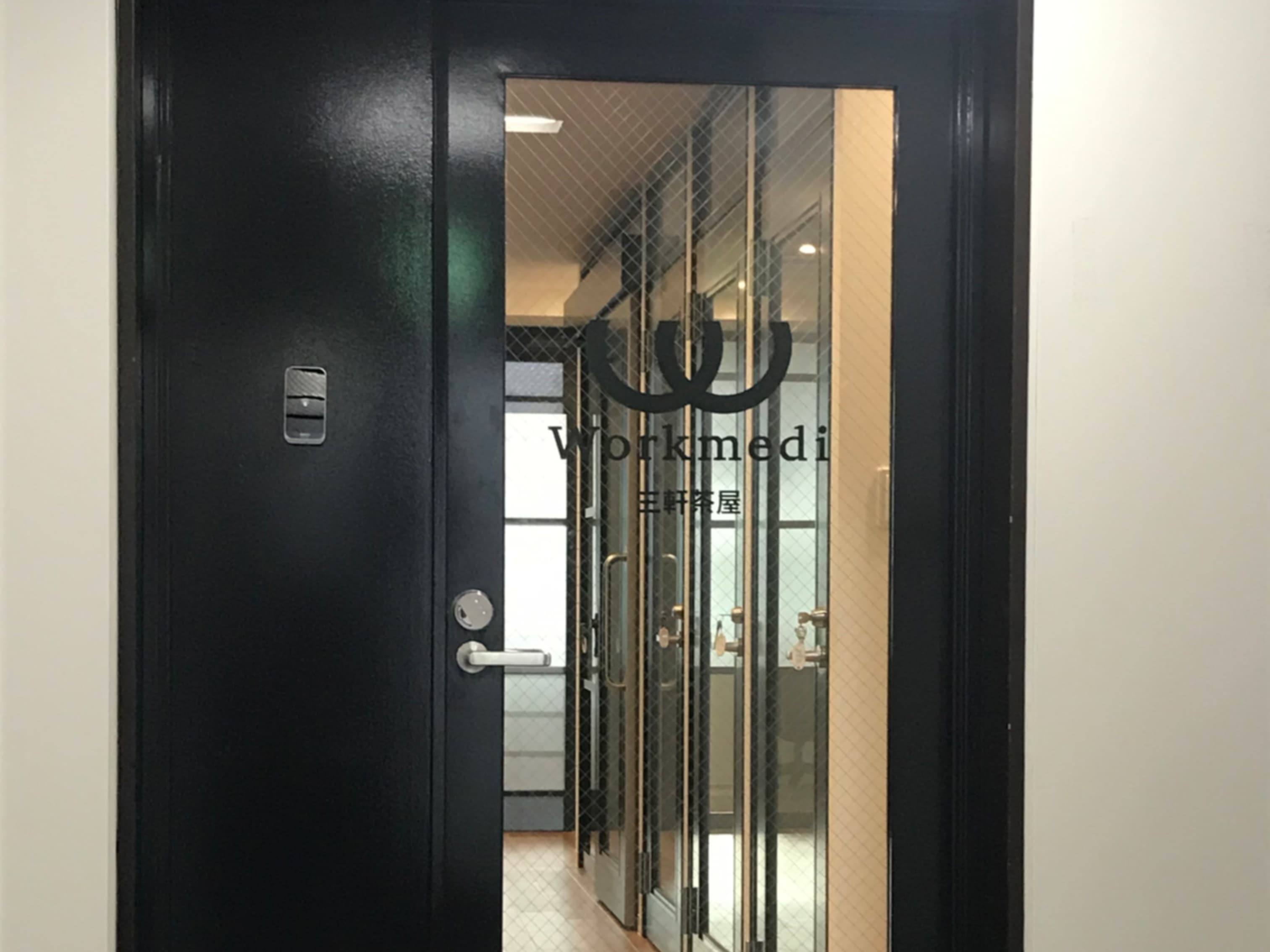 共用部_廊下。ドアがあるためそれぞれの機密性を高めています。