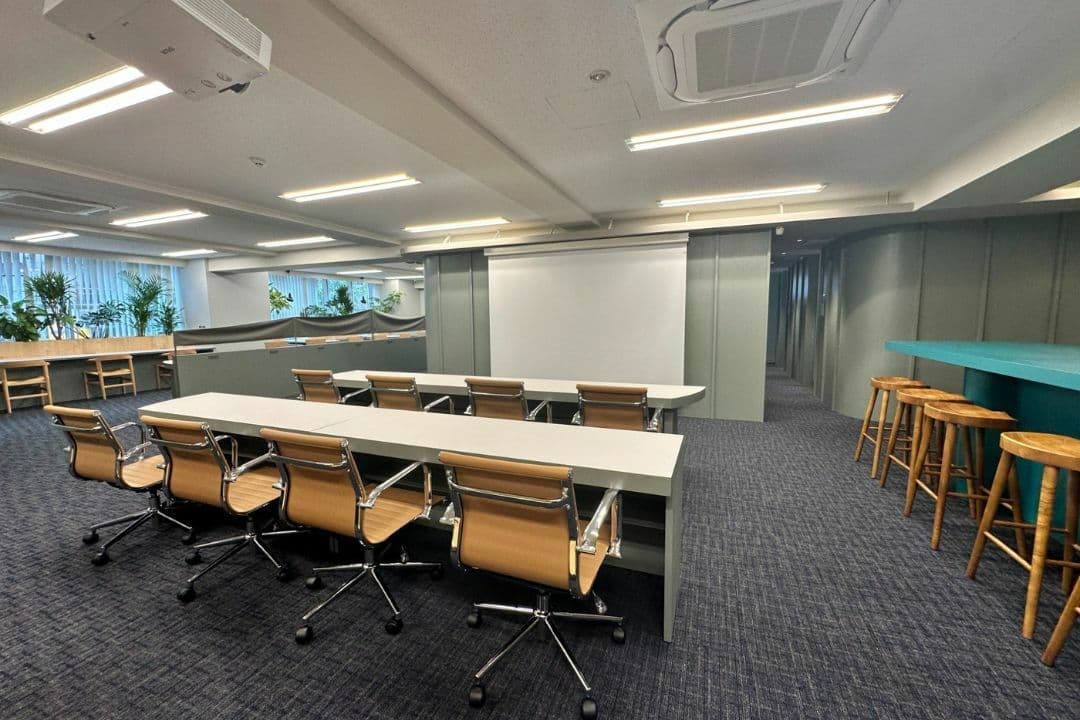 共用部_フリースペース。自由な席で作業可能です。