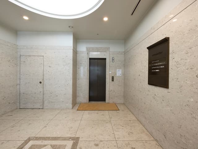 エントランス_石造りの重厚感あるオフィスビルに清潔感のある受付です。
