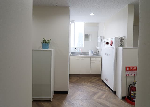 その他_キッチン周辺。電子レンジなどが用意されています。