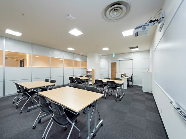 共用部_オープンラウンジ。お客様を招いての打ち合わせやミーティングにピッタリの環境です。