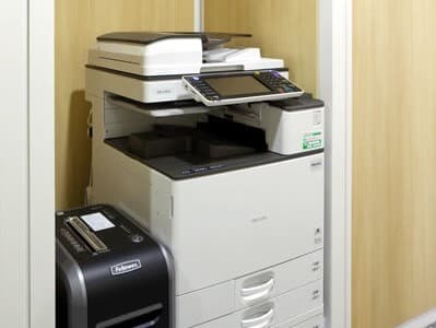 設備_複合機。パソコンからのデータ転送も可能。シュレッダーは無料で使うことができます。