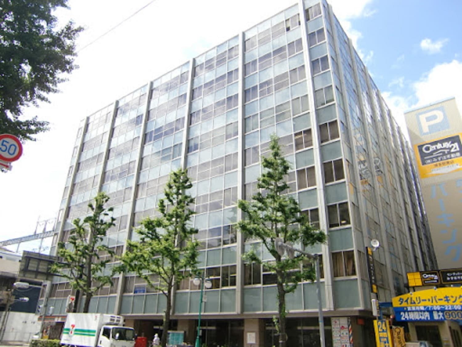 外観_オフィスは博多駅から徒歩2分の好立地です。