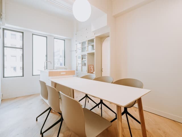 共用部_会議室。会議室には、ホワイトボードも完備されており(一部)、ミーティングをより効率的に行えるでしょう。※こちらは、キッチン付の会議室です。(予約制)