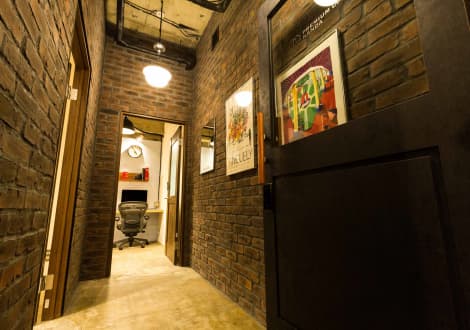 廊下_こだわりの内観はビジネスに集中できる空間です。