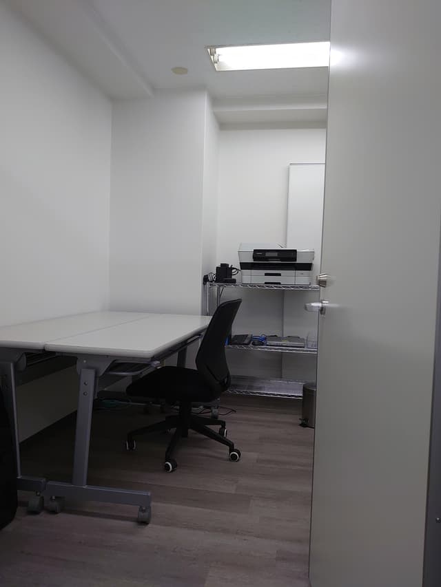 個室_あなただけの個室で集中して作業することができます。各部屋に鍵がついているため、セキュリティ面も安心です。