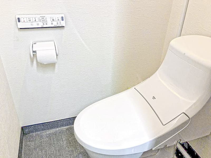 設備_共有トイレ。白を基調としたシンプルなデザインを採用しています。