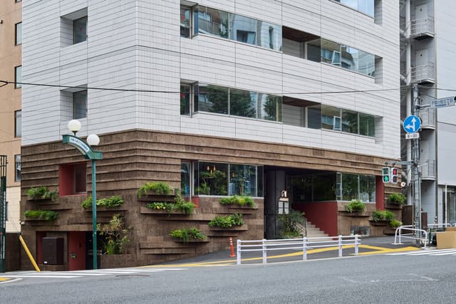 外観_北参道駅から徒歩2分の位置にあります。
