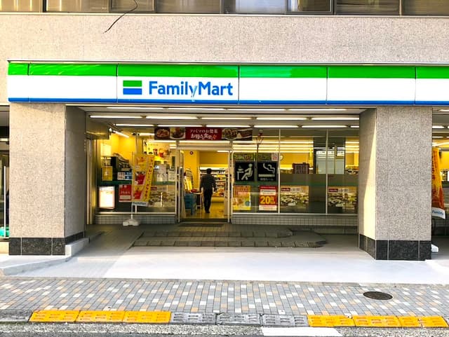 近隣のコンビニ_ファミリーマート 恵比寿駅東店(徒歩1分)