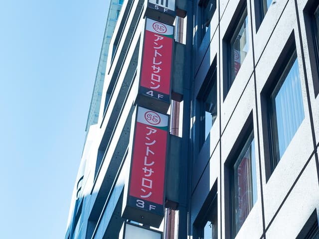 外観_ビルには看板もあるため、視認性の高い施設となっています。
