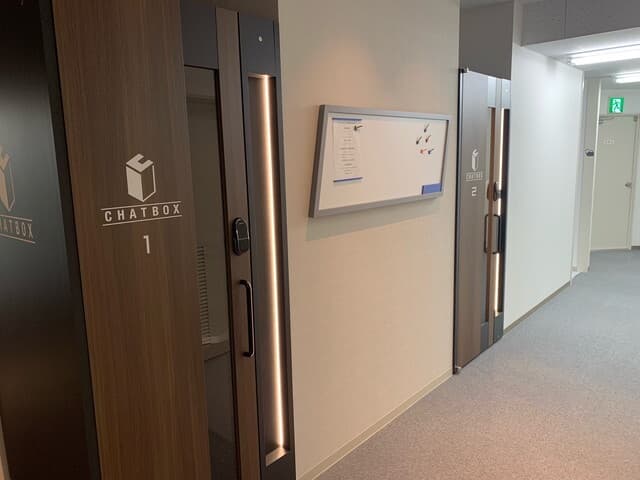 設備_チャットボックス。WEB会議用の個室ブースが利用できます(有料)。