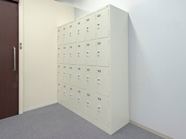 設備_ロッカー。有料ロッカーは月額1,500円で利用でき、荷物を預けて作業に集中することが出来ます。