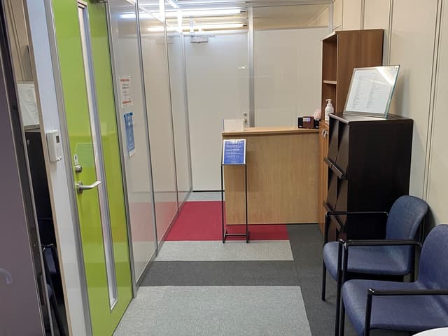 外観_受付。待合スペースもあり。スタッフが受付対応をいたします。