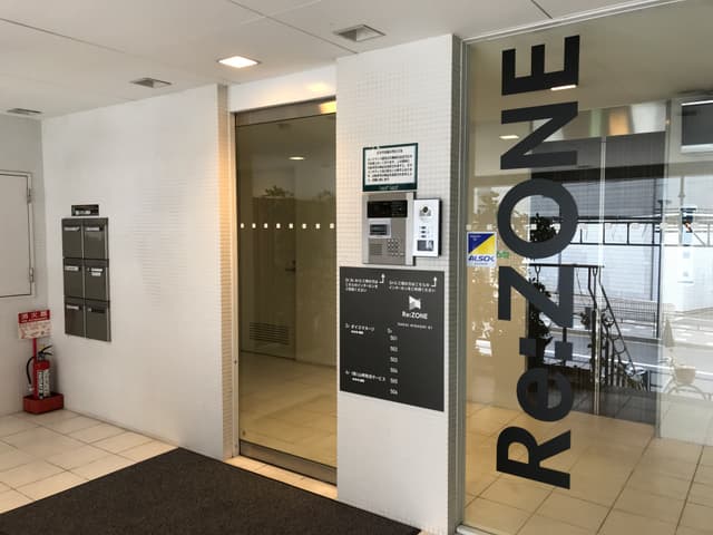 エントランス_オートロックのエントランスで、部外者は立ち入りできません。