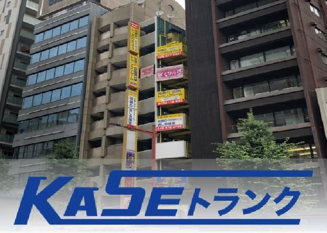 外観_黄色い看板が目を引く外観です。駅から近いので快適に通勤できます。