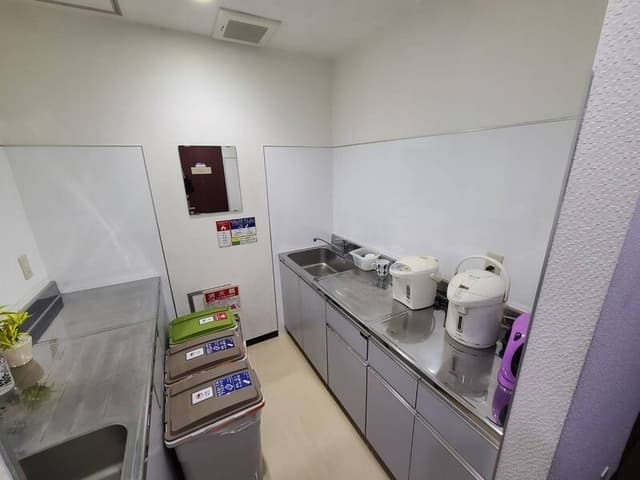 設備_給湯室。シンクや電気ポットを利用することができます。
