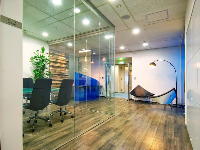 共用部_ビジネスラウンジ。受付前には気軽にご利用いただけるラウンジスペースがあります。