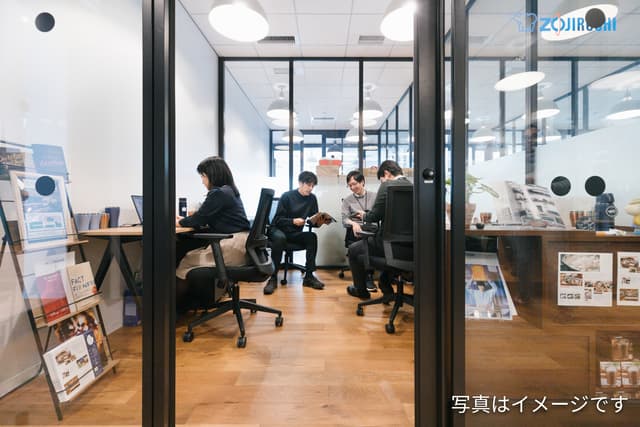専有部_プライベートオフィス。ガラスの境界壁が特長ですが、目線が気になる場合はスモークを貼ることもできます。
