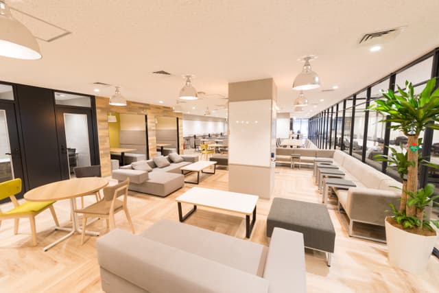 オープンスペース__椅子のバリエーションも豊富で気分を変えながら作業できます