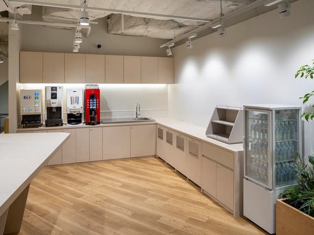 設備_ドリンクサーバーや複合機、ロッカーなどの設備が備え付けられています。