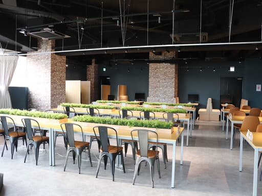 共用部_コワーキングスペース。カフェのようなお洒落なデザインの広々としたワークスペースです。