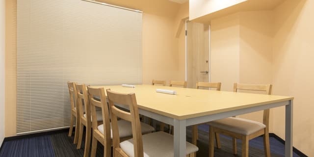 会議室_最大8名様でご利用いただける会議室もご用意されています(要予約)