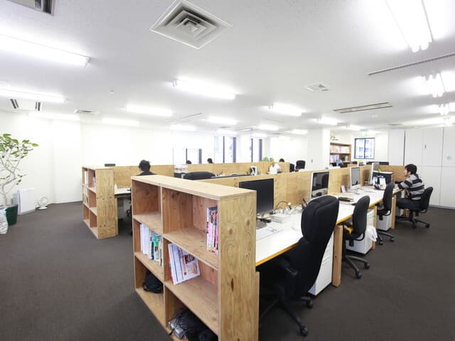 専用デスク_同じ目的を持ったメンバーが多く集まる作業場です。