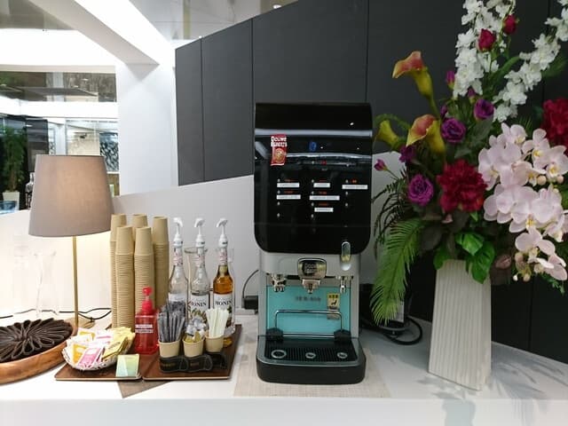 設備_コーヒーサーバー。無料でコーヒーを楽しむことが出来ます。