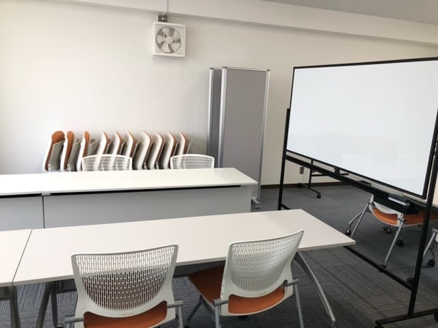 共用部_会議室。ミーティングの他にイベントなどの会場としてもご利用いただけます。