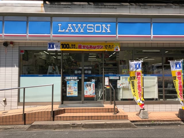 周辺のコンビニ_ビルの1階にローソン両国三丁目店が入っており、大変便利です。