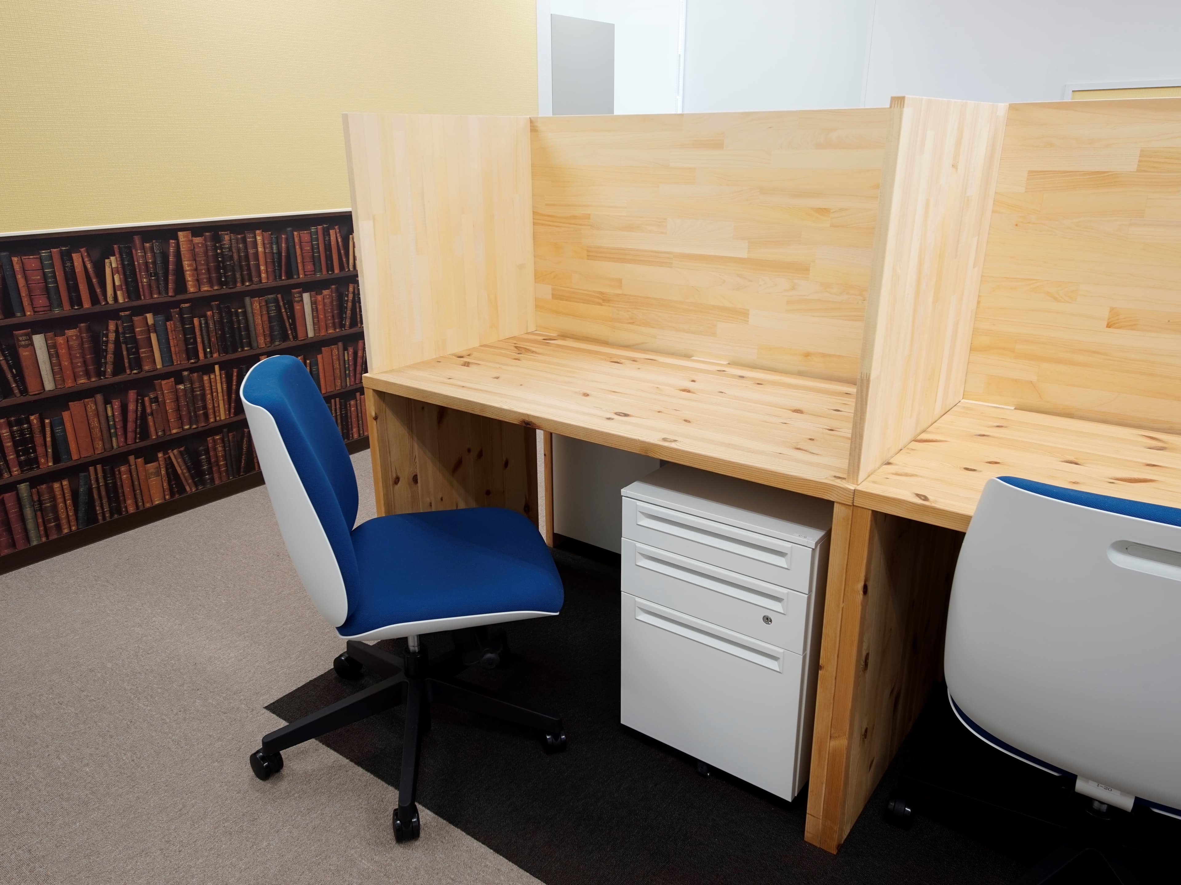 専用デスク_固定席。指定席利用の方は固定の席をご利用いただけます。また、指定席利用の方は電話設置も可能です。