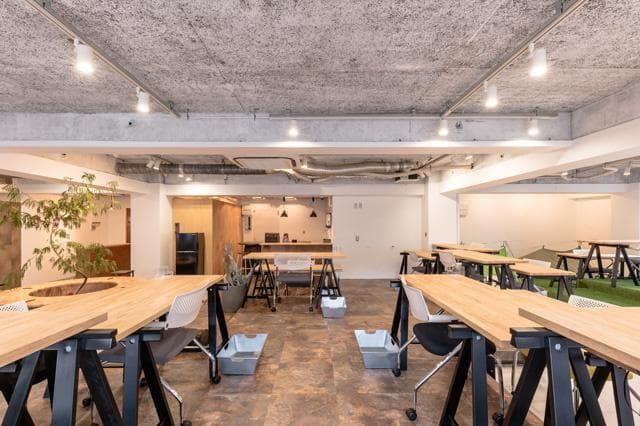 作業エリア_全てフリーデスクなので空いているお席を自由にご利用いただけます