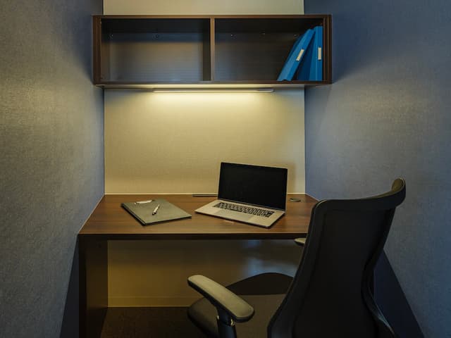 個室_Aタイプ。コンパクトな設計となっており、インターネット環境・防音設備が備え付けとなっています。