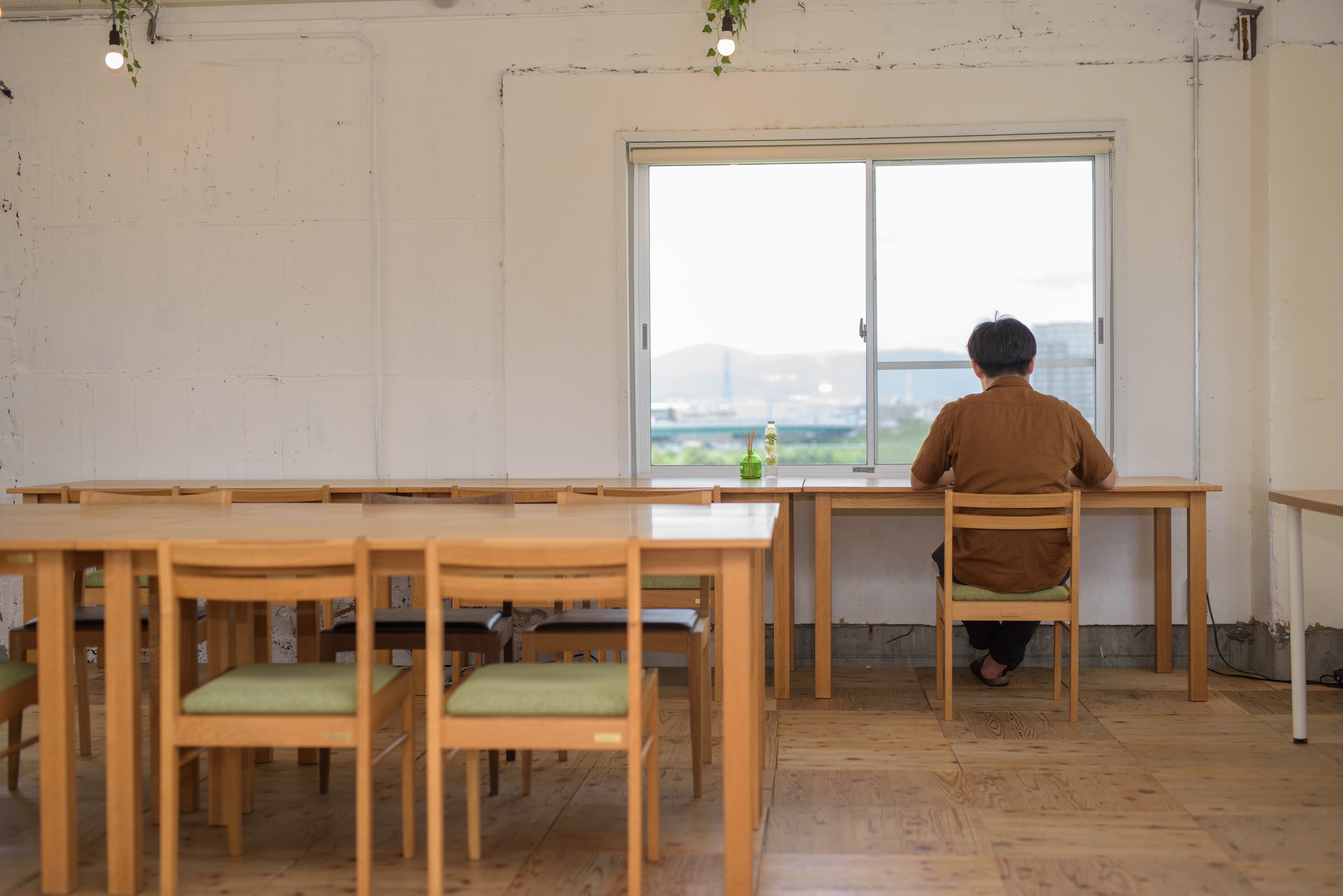 共用部_フリーデスクなので自分の気分に合わせた席で作業に取り組む事が出来ます。