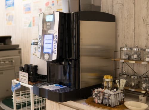 ラウンジ_ラウンジには本格的なコーヒーマシンが設置されています。一杯ずつ丁寧に抽出されるコーヒーは、仕事で疲れた心と頭をリフレッシュさせてくれます。©BASE POINT Office両国