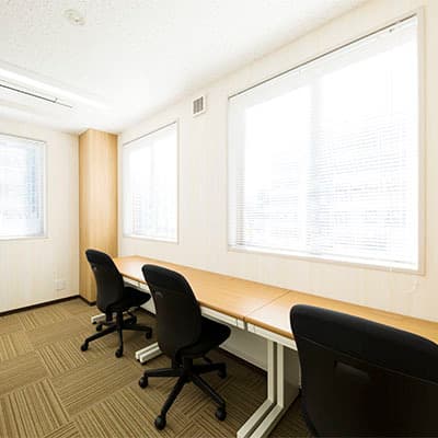 専有部_個室。オフィス家具などの設備が備え付けられた完全個室です。