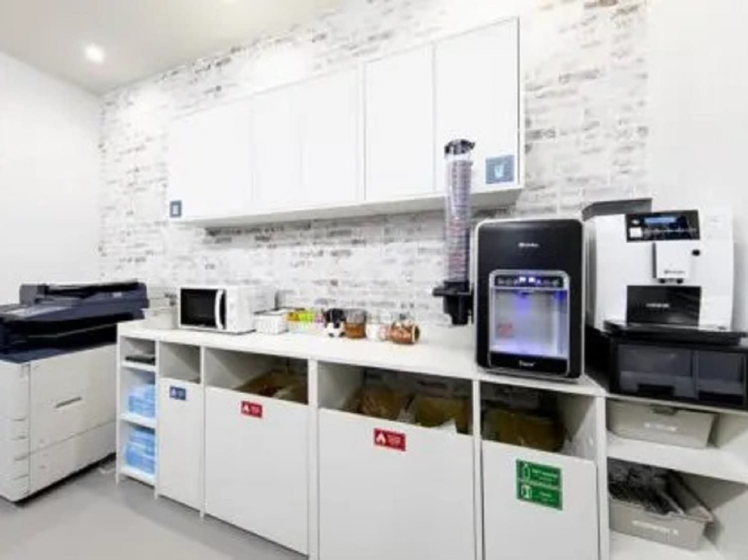 設備_プリンターやフリードリンクが利用できます。©BIZcomfort